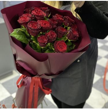 19 червоних троянд