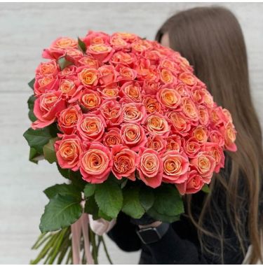 Букет 51 коралова троянда