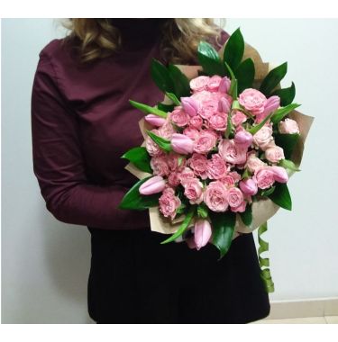 Букет з кущової троянди та тюльпанів "Вишуканість"