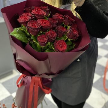 19 червоних троянд