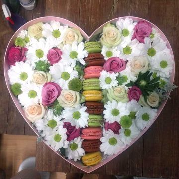 Sweet box з квітами та макарунами "Дві половинки"