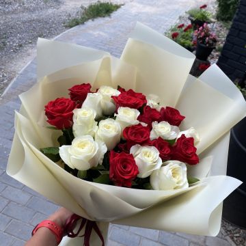 Букет з 21 троянди червоної та білої