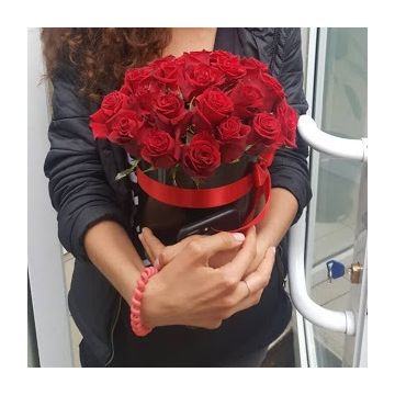 Коробка з 25 червоними трояндами "Червоне та чорне"