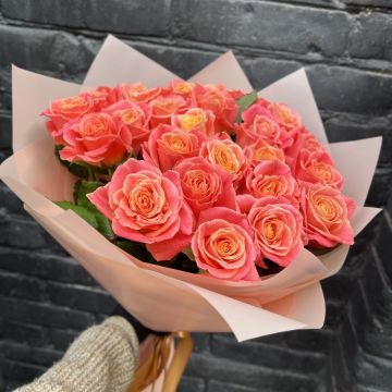 Букет 25 коралових троянд Міс Піггі