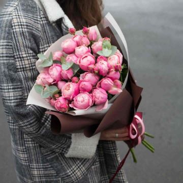 Букет кущових піоноподібних троянд Сільва Пінк