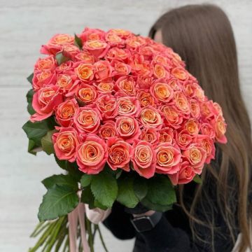 Букет 51 коралова троянда