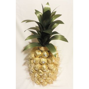 Ананас из конфет