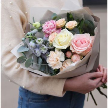 Корпоративний букет із кущових троянд, гвоздики, еустоми.