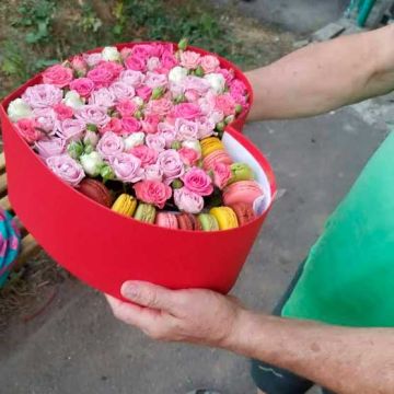 Коробка з розами та макарунами "Гаряче серце"