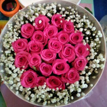 Троянди та гіпсофіла в коробці