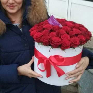 Коробка з 51 червоною трояндою "Сучасна класика"