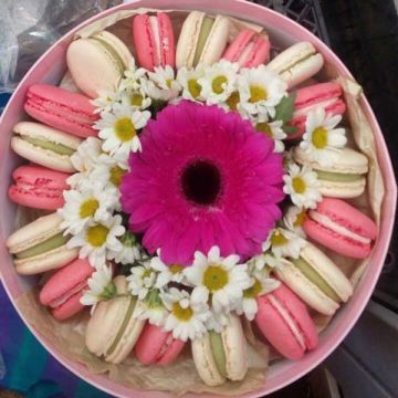 Світ бокс з герберами, хризантемами та макарунами "Промінь"