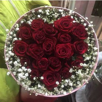 Коробка з трояндами та гіпсофілою "Повітряне серце"