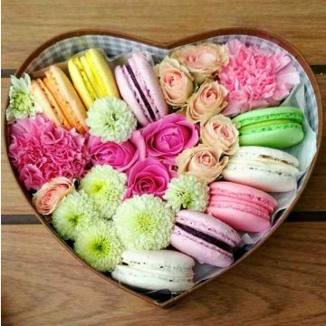 Коробка з квітами та макарунами "Ніжне серце"