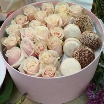 Коробка з трояндами та макарунами "Пастельна"