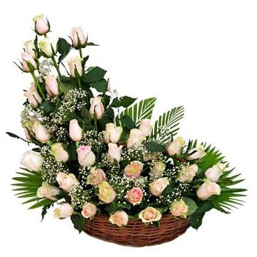 Кошик із гіпсофілу та троянд "Каскад"