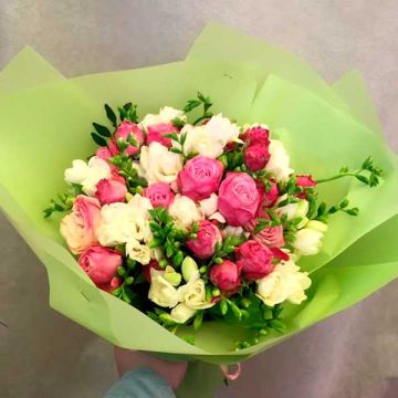 Букет із фрезій та троянд "Belle"