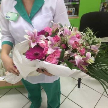 Букет з троянд, лілій та гербер "Перше кохання"