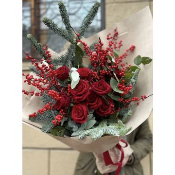 Букет з троянд, ілекса та ялинки Святвечір