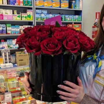 51 троянда в чорній коробці