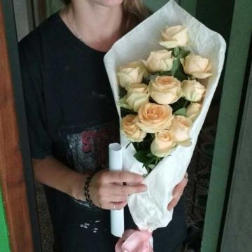 Букет з 13 персикових троянд