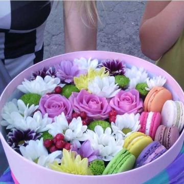 Світ бокс з трояндами, хризантемами та макарунами "Мерехтіння"