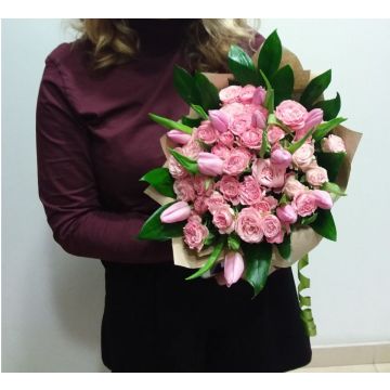 Букет з кущової троянди та тюльпанів "Вишуканість"
