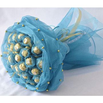 Блакитний букет з цукерок Ferrero Rocher