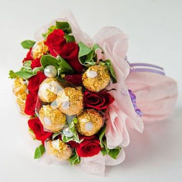 Букет з цукерок "Ferrero Rocher" та троянд "Жива насолода"