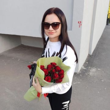 Букет із 11 червоних троянд "Класика 11"