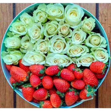 Подарункова коробка з квітами та полуницею