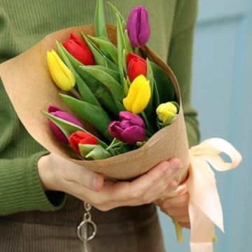 9 тюльпанів у крафт папері