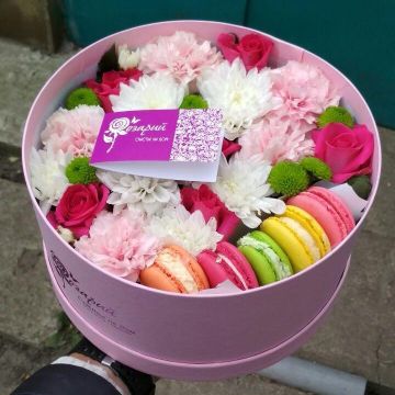 Sweet box з квітами та макарунами "Лялечка"