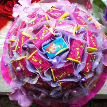 Букет из жевательных резинок "Love is"