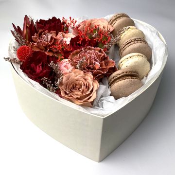 Коробочка у формі серця з квітами та макарунами "Магія спокуси"