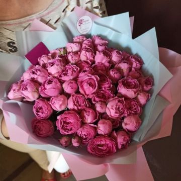 Букет з півоноподібних троянд "Весняне почуття"