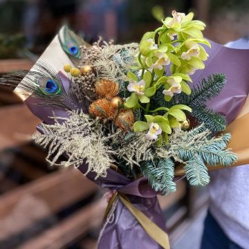 Зимовий букет з ялин, орхідей та екзотичних квітів