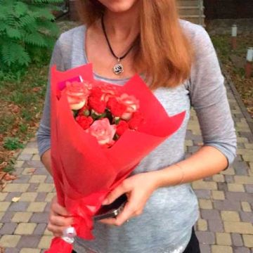 Букет з кущових та класичних троянд "Світанок"