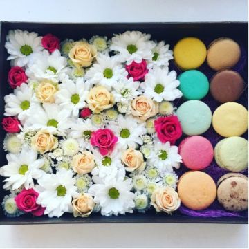 Світ бокс з ромашками, трояндами та макарунами "Ромашковий чай"