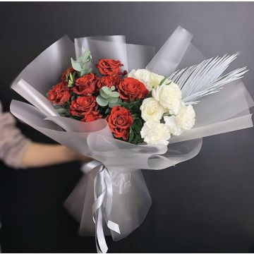 Букет з білих гвоздик та червоних троянд &quot;Срібло&quot;