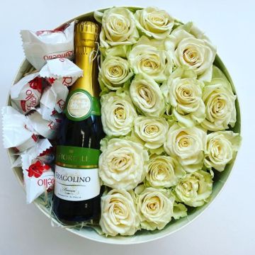 Подарункова коробка з шампанським та трояндами Шампань