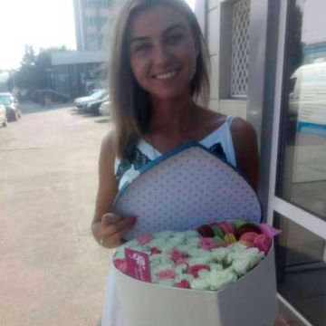 Коробка з кущовими трояндами та макарунами "Широке серце"