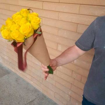 Желтые розы в конусе