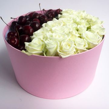 Подарочная коробка с розами и черешней