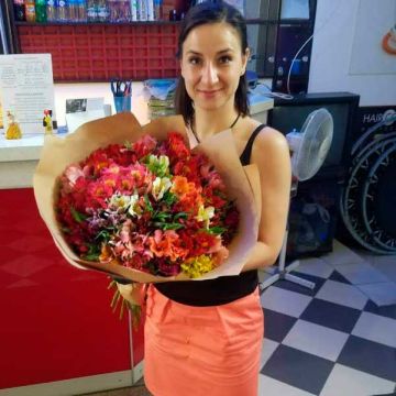 Букет из 35 разноцветных альстромерий