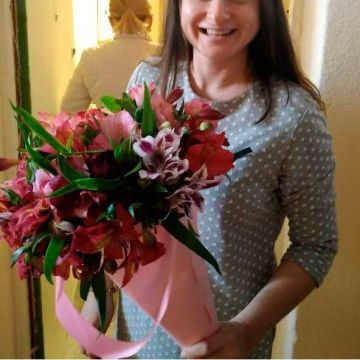 Альстромерии в конусе
