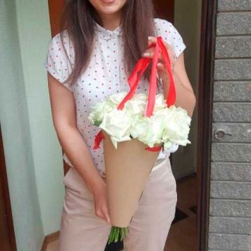 Белые розы в конусе