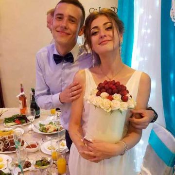 Коробка с розами и клубникой Диадема