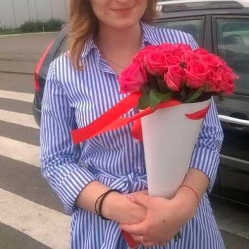 Розовые розы в конусе 